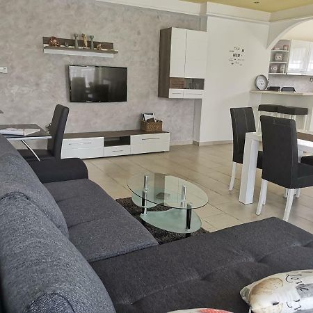 Guest House Surina App Surina'S Green Holiday Rupa Exterior foto